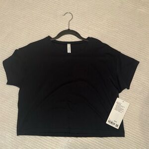 Brand New NWT BNWT Perfect Condition Lululemon Cates Cropped Tee in Black - 6